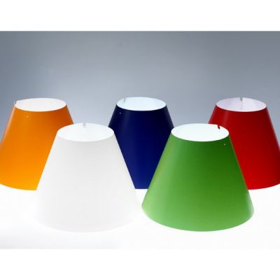 Fünf farbige D13 Costanza Lampenschirme von Luceplan in Orange, Weiß, Blau, Grün und Rot.